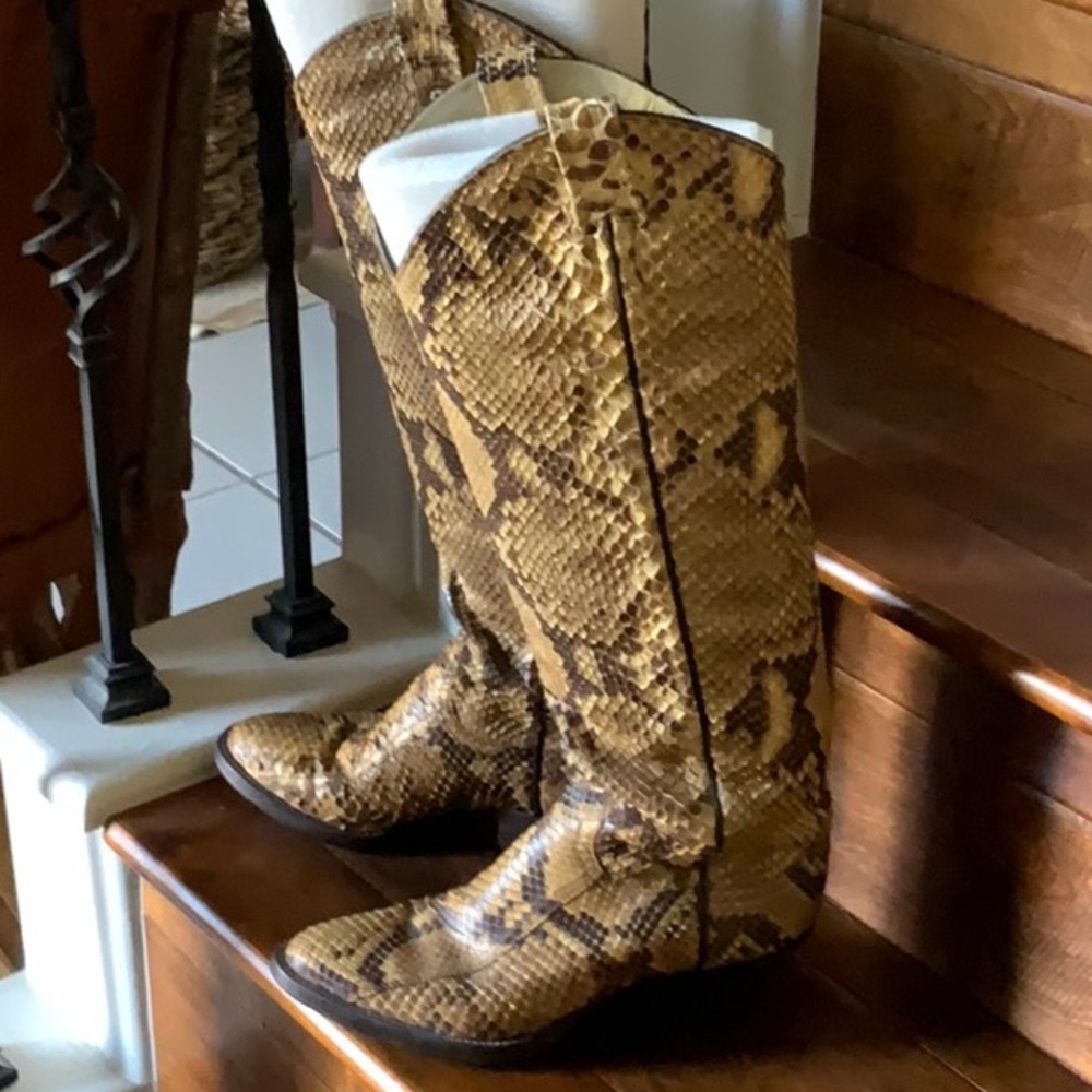 Beautiful Vintage Larry Mahan cowboy boots. Genuine snakeskin